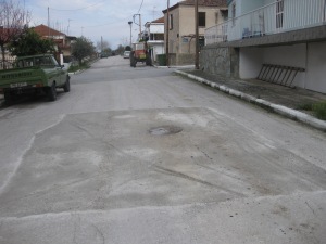 Στη γειτονιά κοντά στην Παναγία Αιγινίου... Τουλάχιστον μια 15ετία πέρασε μέχρι πρόσφατα να αποφασίσουν να διορθώσουν τον δρόμο και να εξαφανίσουν τις 2 μεγάλες λακκούβες  αυτές !!!